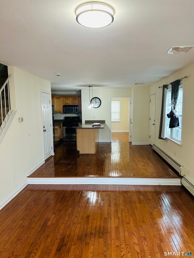 Building Photo - 82 Sunrise Ave