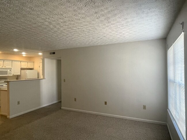 Building Photo - 5566 Garden Ridge