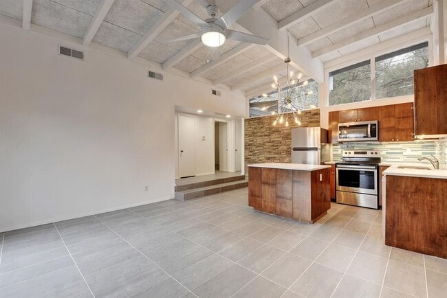 Building Photo - 803 Azie Morton Rd