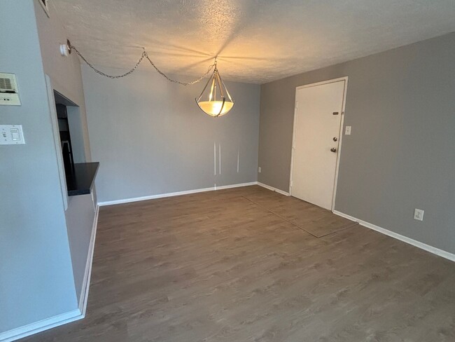 Building Photo - 2 Bedroom Condo in Hunting Ridge