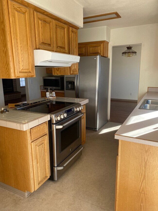 Building Photo - 3 bed 2.5 bath