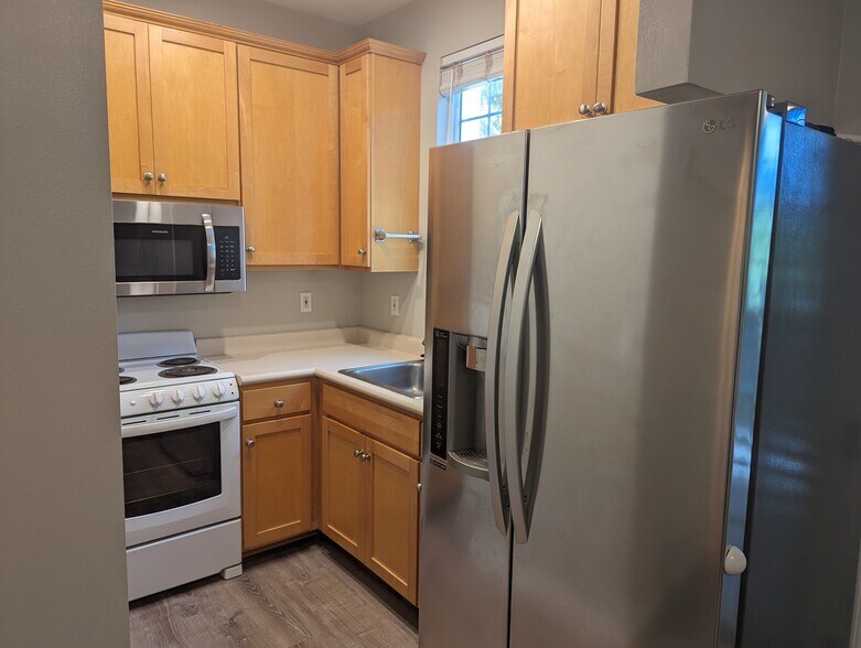 full house sized fridge with water/ice - 214 A Kuli Puu St