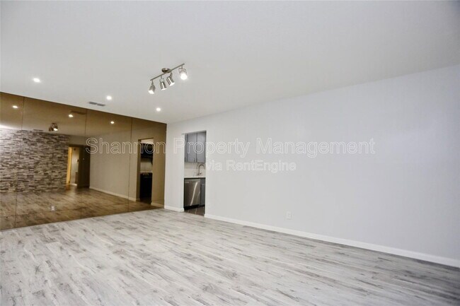 Building Photo - 2824 Briarhurst Dr
