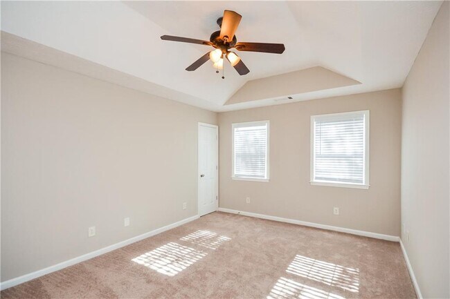 Building Photo - 300 Claremont Dr