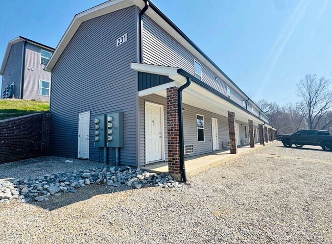 Building Photo - 2 bed, 1.5 bath Townhouse