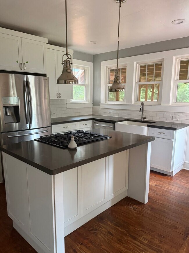 Building Photo - Beautiful 3 bedroom home with large backyard