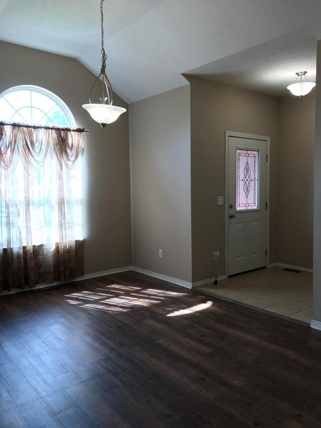 Building Photo - Executive Rental All Brick Home near South...