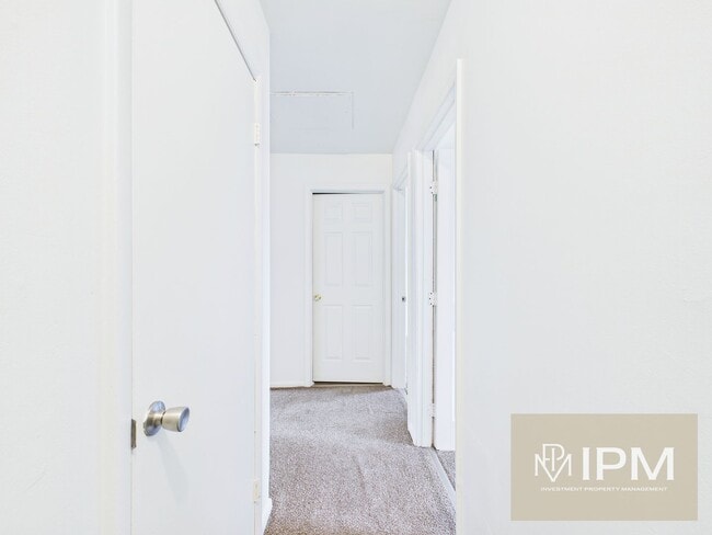 Building Photo - Available Now! Cozy 3 Bedroom, 1 Bath Town...