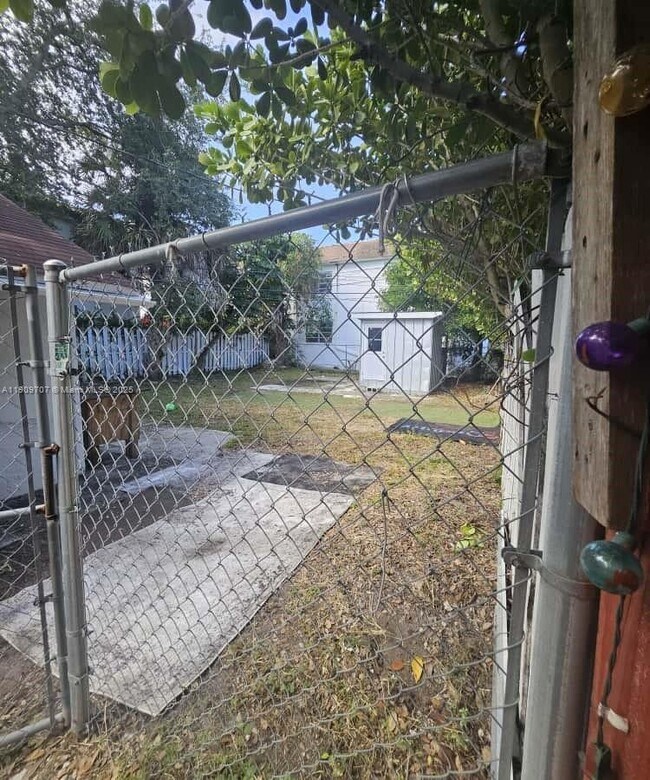 Building Photo - 1008 N 18th Ct