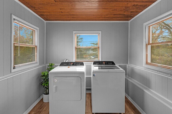 Building Photo - 4923 Lasalle Ave