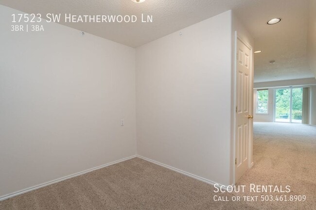 Building Photo - Spacious Sherwood Townhouse!