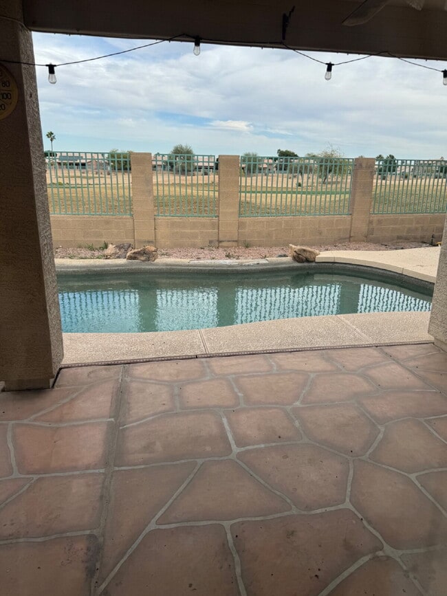 Building Photo - 3b/2b home with a pool backing Palm Valley golf course.