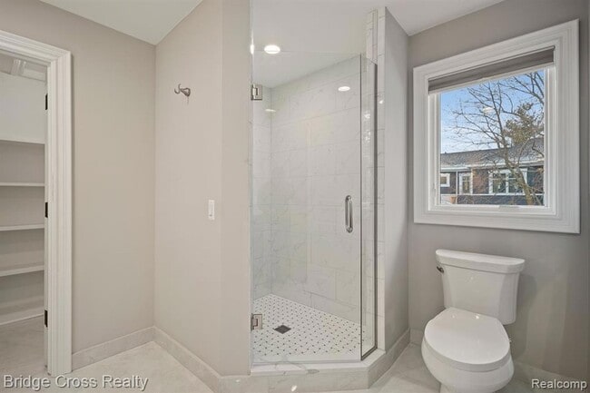Building Photo - 5820 Lakeview St
