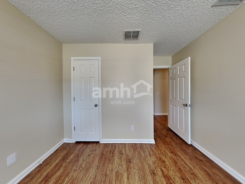 Building Photo - 1379 Samantha Cir E