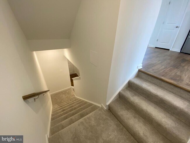 Building Photo - 415 Aragon Dr