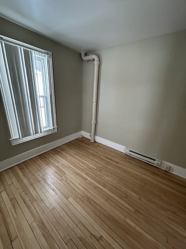 Building Photo - 4 bed 1 bath close to Water St, biking/walking trails, and Sonnentag, Available June 1st!