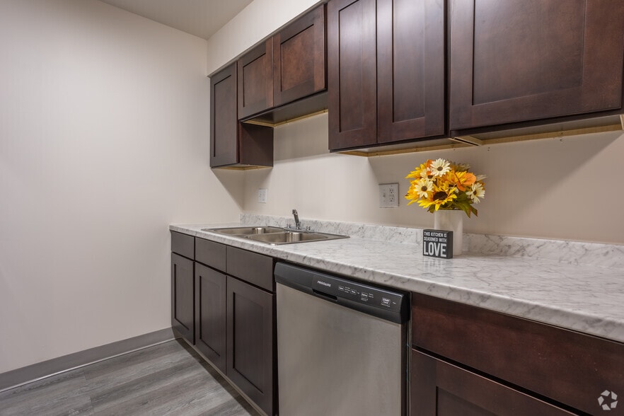 1BR, 1BA - 690SF - Kitchen - Arrowtree Apartments