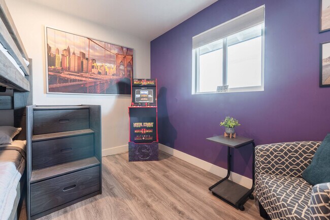 Building Photo - 4917 E Granada Rd