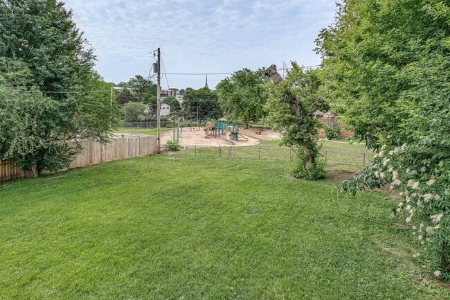 Building Photo - 7071 Izard St