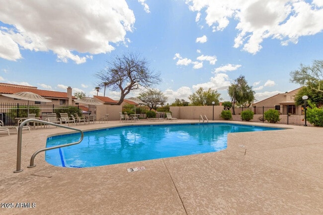 Building Photo - 1656 N Sierra Vista Dr