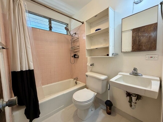 Building Photo - Punchbowl: 3 Bed, 1.25 Bath Apartment with 3 Tandem Parking Spots