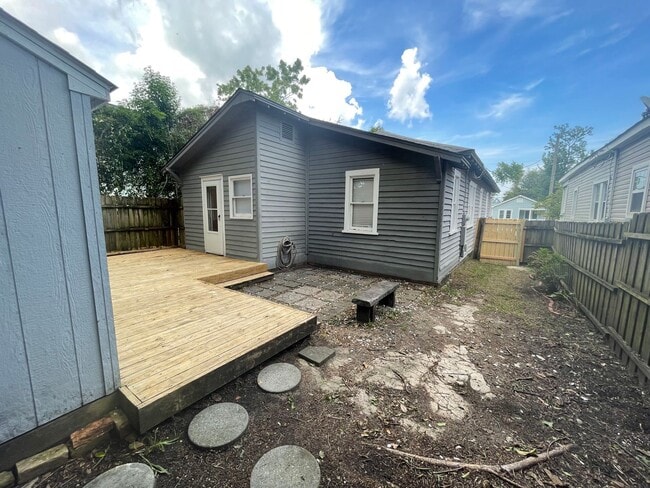 Building Photo - Historic Downtown Wilmington Cottage