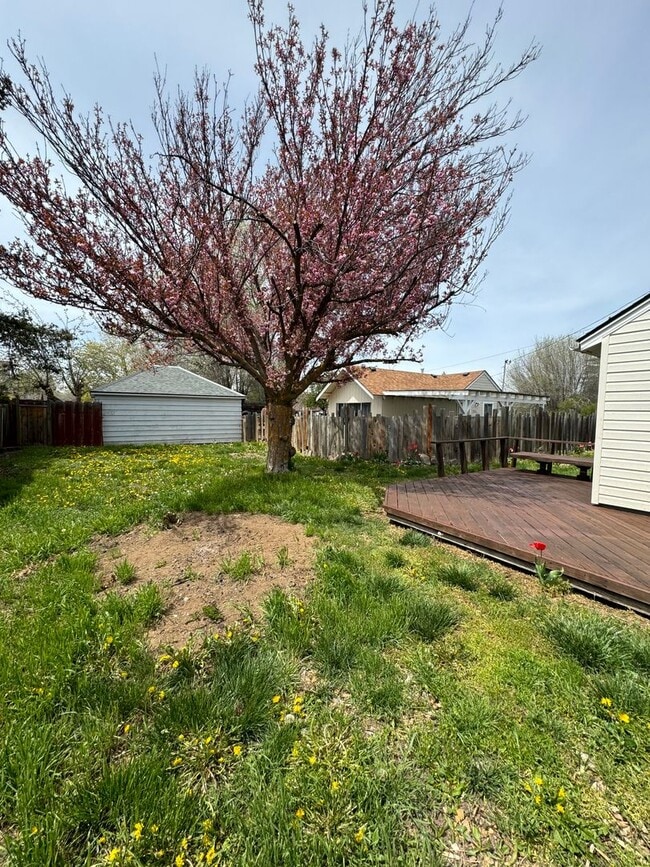 Building Photo - 2 Bedroom, 1 Bath with garage. Water and Sewer included in monthly rent!
