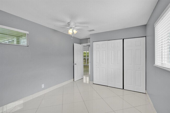 Building Photo - 704 NE 23rd Ave