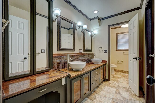 Building Photo - 4 bed 3 bath home!