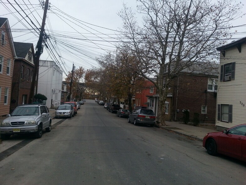 Building Photo - 730 Cortlandt St