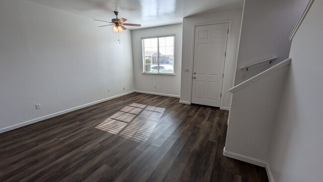 Building Photo - Beautiful 3 Bedroom 2.5 Townhouse by Summi...