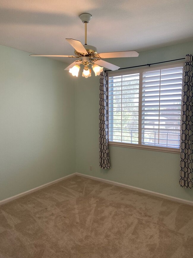 Building Photo - Large 4 bdrm 3 bath in Broadstone