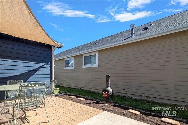 Building Photo - Charming 3 bedroom 2.5 bathroom in Desirable Area!