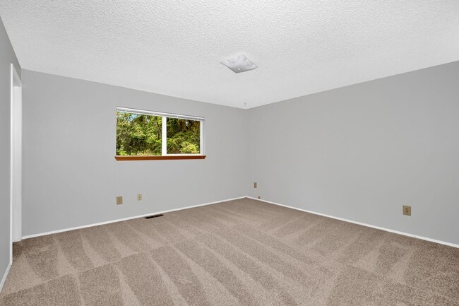 Building Photo - 4 Bedroom 3 Bath Split Level Kirkland