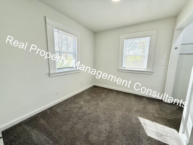 Building Photo - $500 off Frist Months Rent on Spacious 4 B...