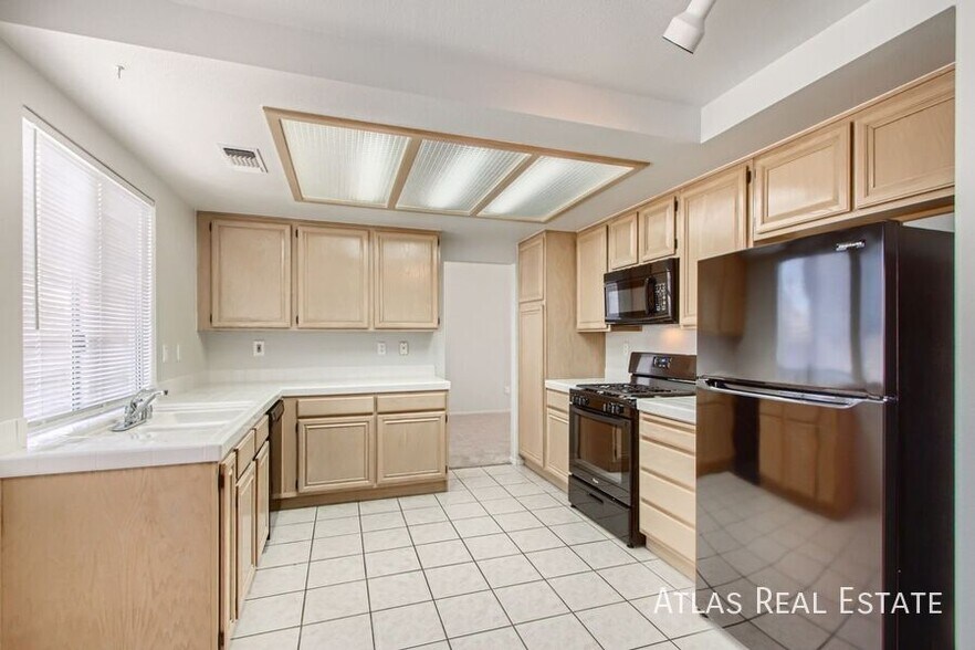 Building Photo - 4420 Vincente Ln