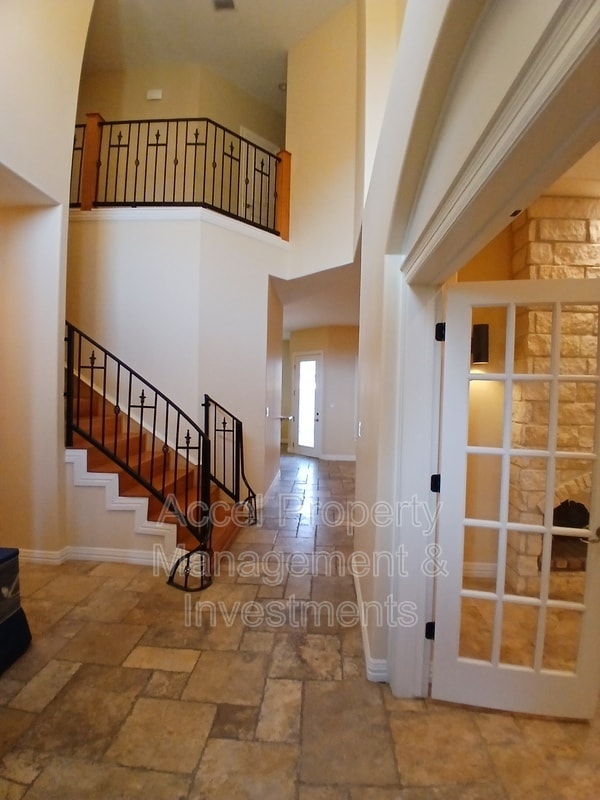 Building Photo - 2423 W Hampton Ave