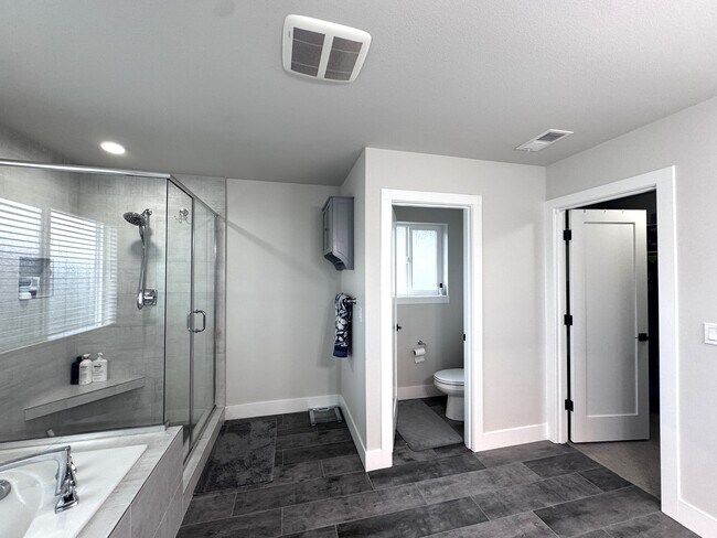 Building Photo - 4078 SE 70th Ave