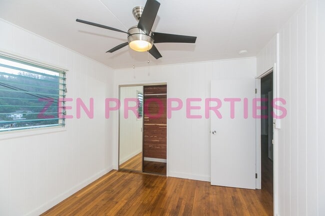 Building Photo - 1555 Moani St
