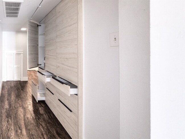 Building Photo - 384 N Post Oak Ln