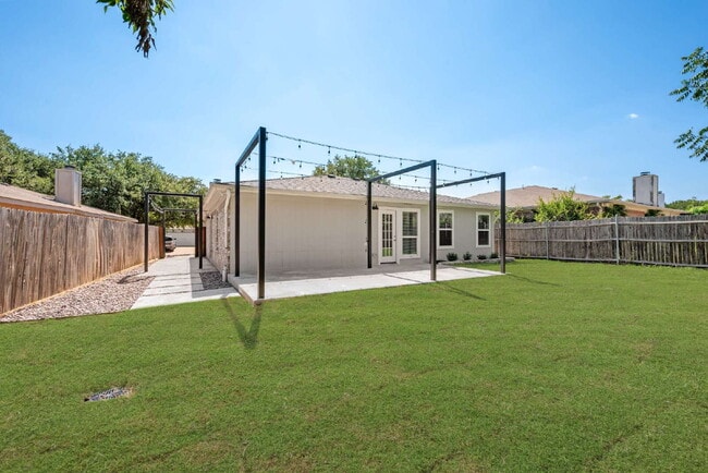 Building Photo - Charming Modern Home with Chef’s Kitchen & Spacious Outdoor Living