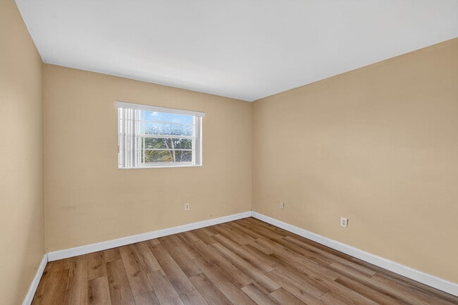Building Photo - 1505 Crescent Cir
