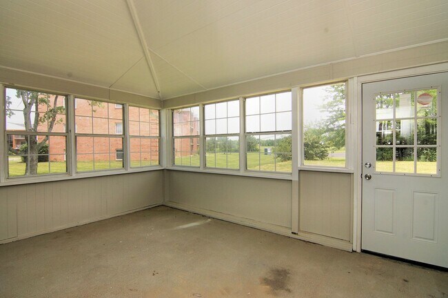 Building Photo - Parkridge Court Apartments - Newly Renovat...