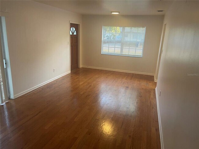 Building Photo - 3302 W Wallace Ave