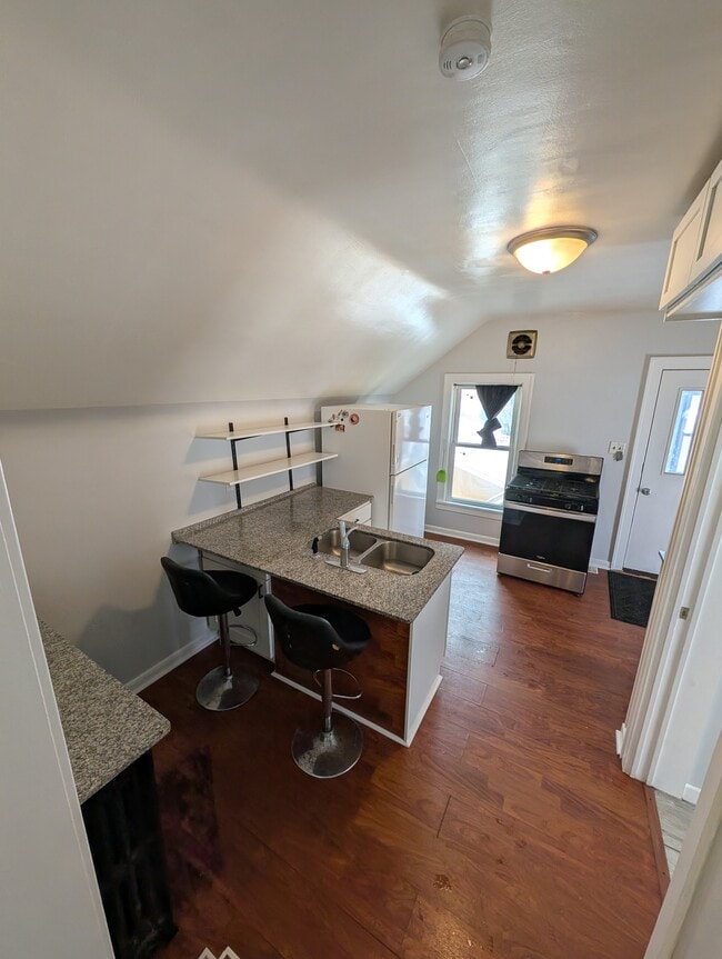 Building Photo - 2 bedroom 1 bath unit. Near downtown St Paul. On the busline