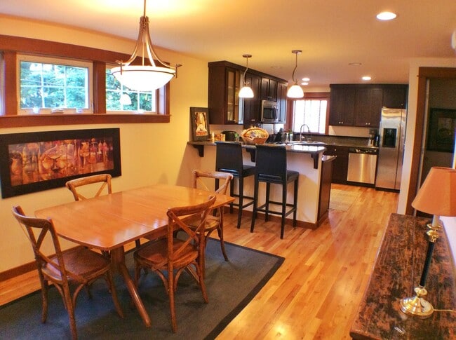 Building Photo - Bright and Sunny Townhouse