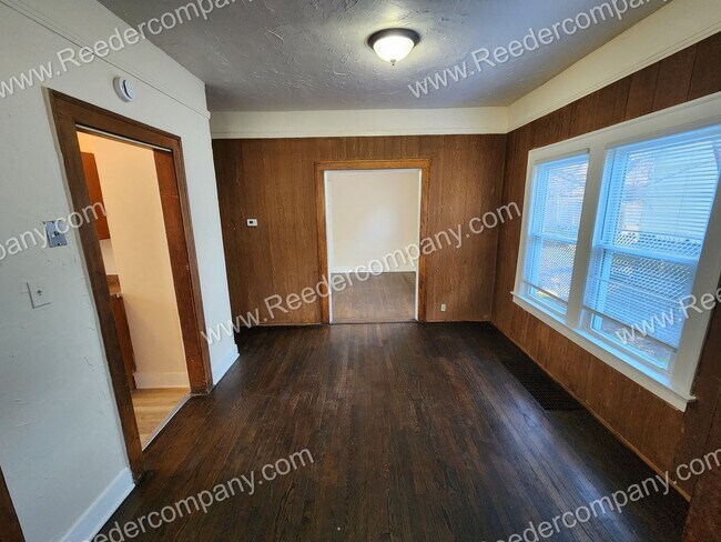 Building Photo - 2 bedroom 1 bath for rent. Located right a...