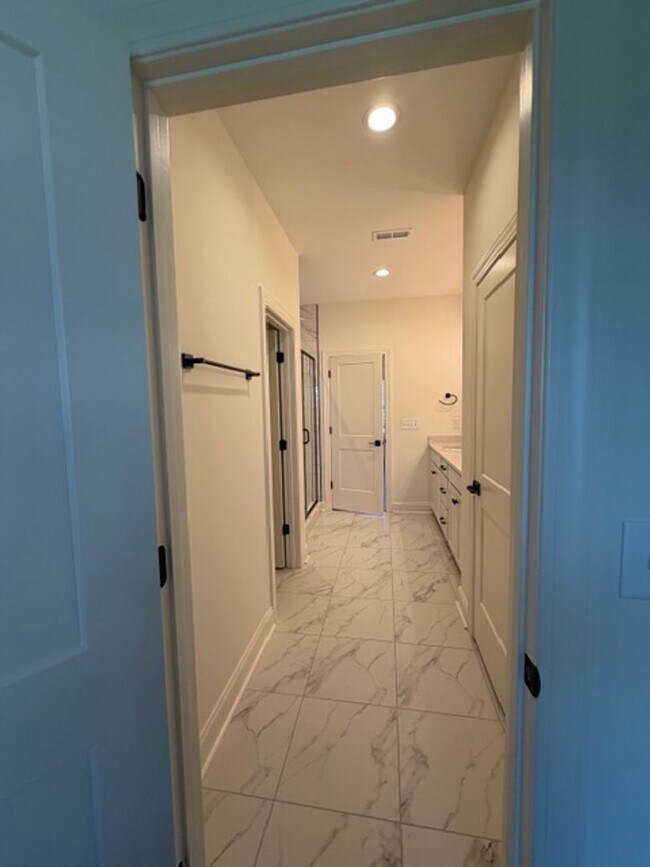 Building Photo - Maryville 37803 - 4 bedroom 3.5 bath - call Ed Johnson 865-924-5045