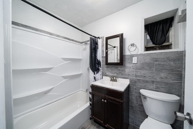 Building Photo - 122 Mallory Ave