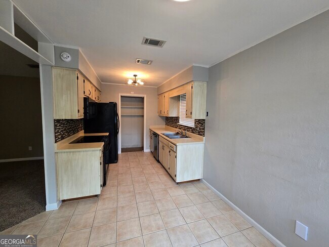 Building Photo - 127 Summerfield Dr